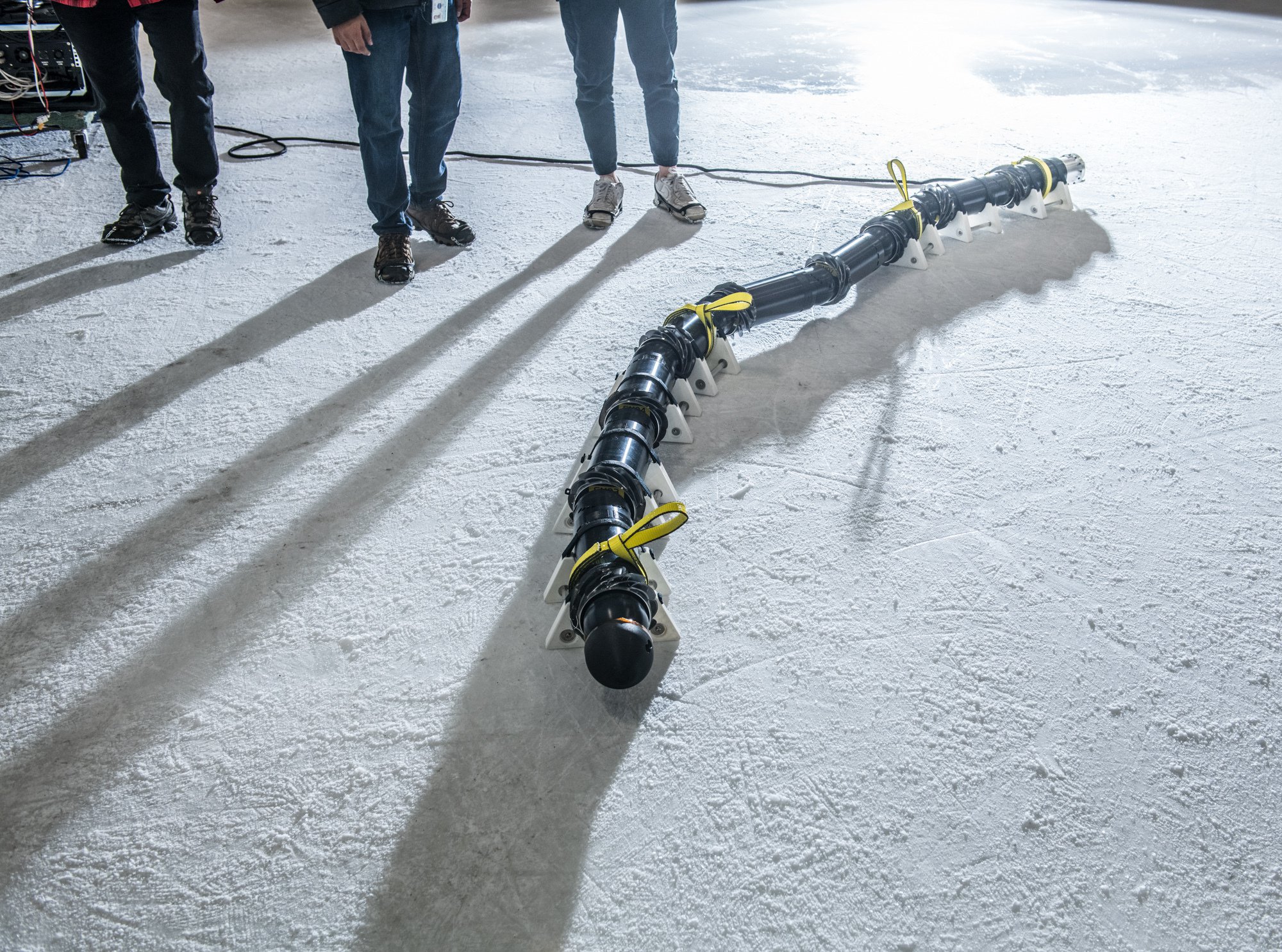 El primer prototipo EELS espera ser probado en la Pista de Hielo de Pasadena.  Crédito NASA/JPL-CalTech